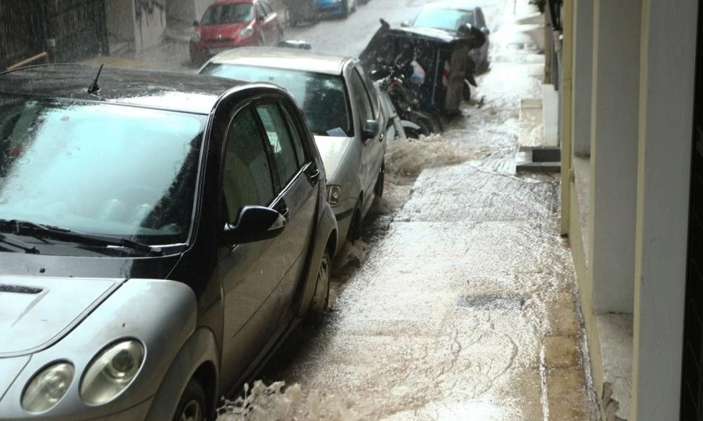 Νέο «καμπανάκι» από το meteo: Χαλάζι και καταιγίδες στην Πελοπόννησο και Κρήτη, βροχές σε Αθήνα και Θεσσαλονίκη - Σημαντική πτώση θερμοκρασίας και ισχυροί άνεμοι